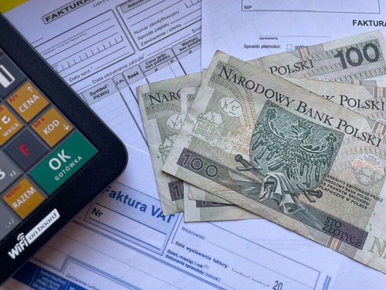 accounting invoices desk calculator