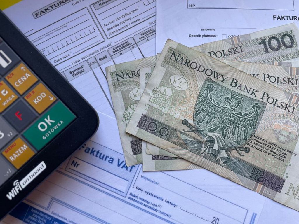 accounting invoices desk calculator